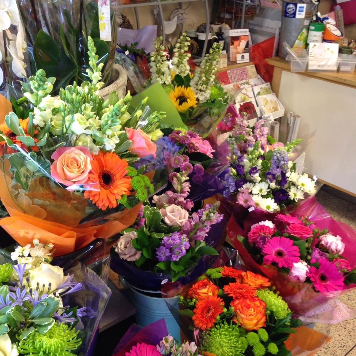 florists-choice-fresh-seasonal-flowers-expertly-arranged-beautifully-presented